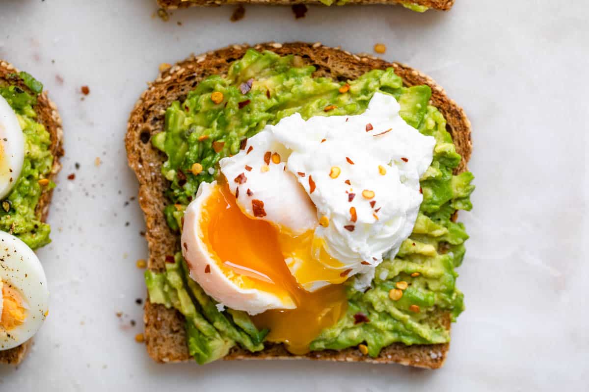 toast avec avocado et oeuf