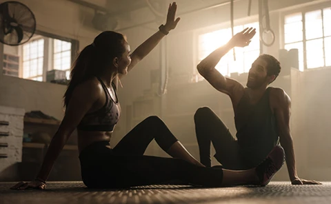 Deux personnes s'entraînant ensemble